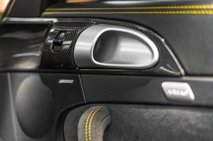 Детали интерьера Porsche 911 GT2 (997) 2008 года  (NA) (фото 111 из 197)